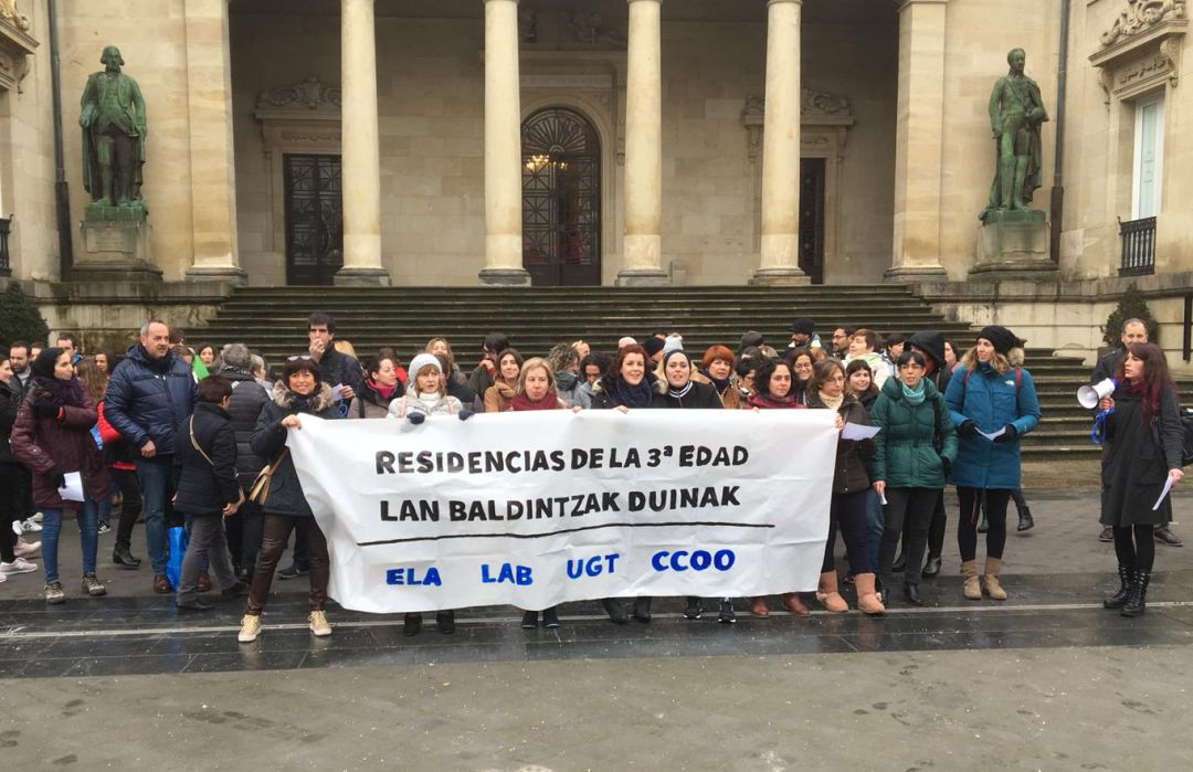 Trabajadoras de las residencias privadas de Álava denuncian sus condiciones laborales Trabajadoras de las residencias privadas de Álava denuncian sus condiciones laborales