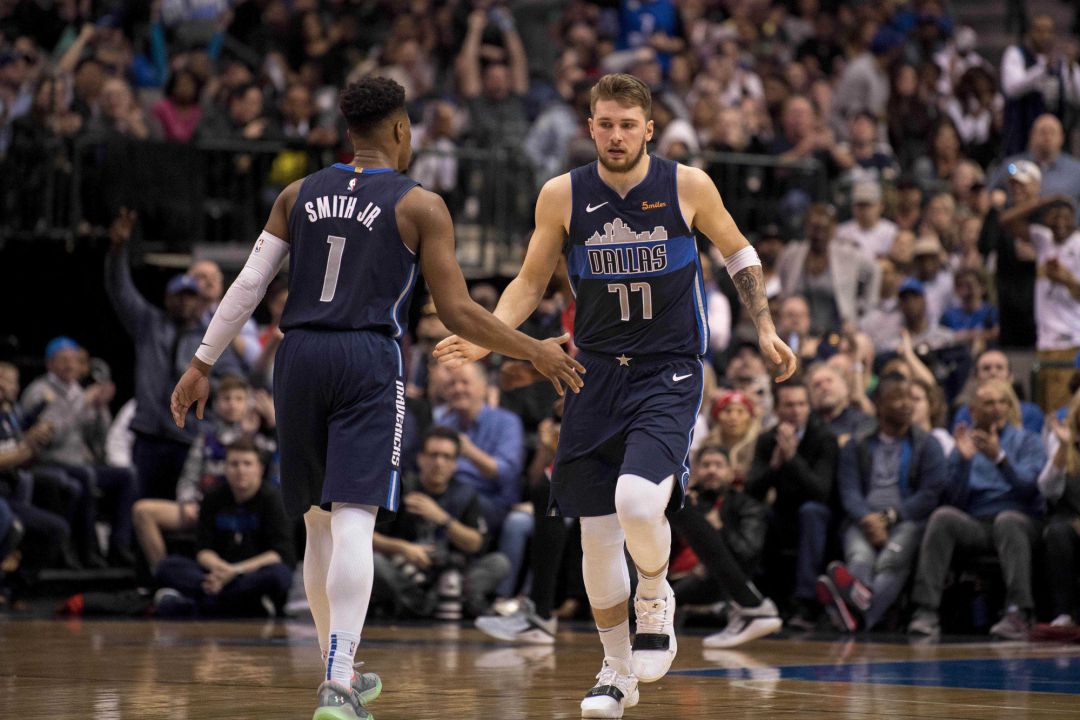 Luka Doncic defiende la camiseta de los Dallas Mavericks en un partido de la Liga Regular. Luka Doncic defiende la camiseta de los Dallas Mavericks en un partido de la Liga Regular.