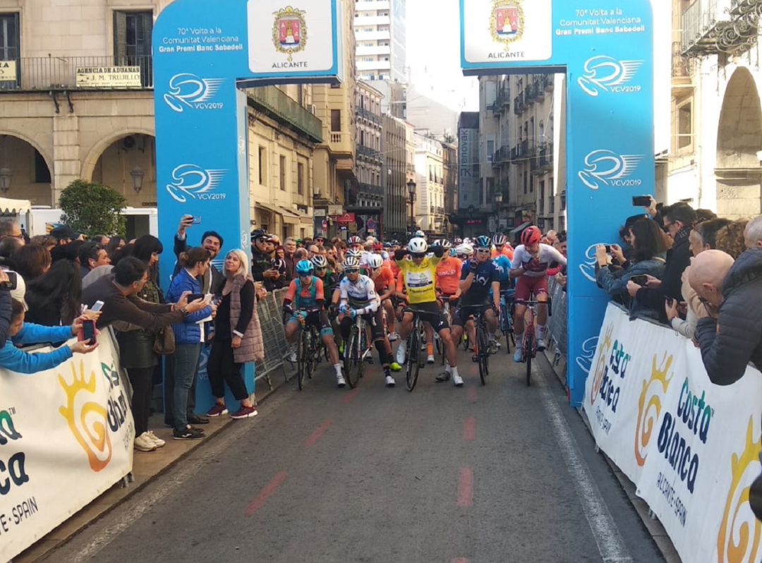 Salida desde la plaza del Ayuntamiento de la etapa de la Volta Ciclista a la Comunitat Valenciana Salida desde la plaza del Ayuntamiento de la etapa de la Volta Ciclista a la Comunitat Valenciana