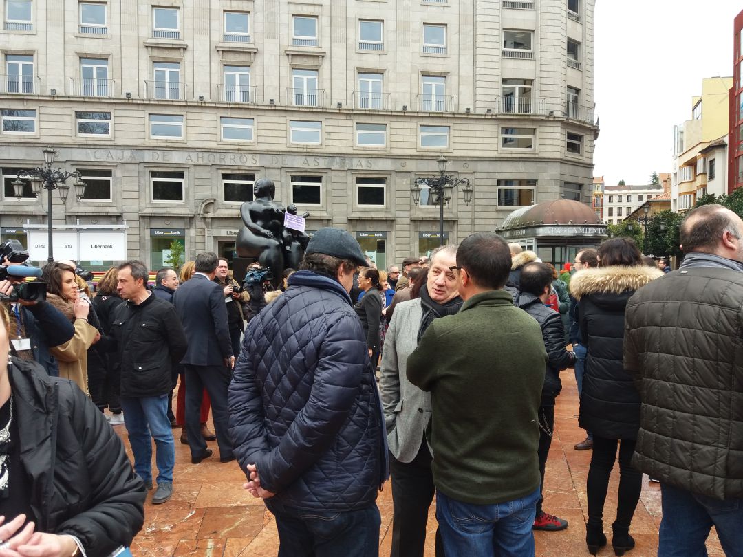 Diputados, funcionarios y periodistas permanecen en la plaza de la Escandalera de Oviedo tras el desalojo de la Junta General del Principado por un simulacro de emergencia Diputados, funcionarios y periodistas permanecen en la plaza de la Escandalera de Oviedo tras el desalojo de la Junta General del Principado por un simulacro de emergencia