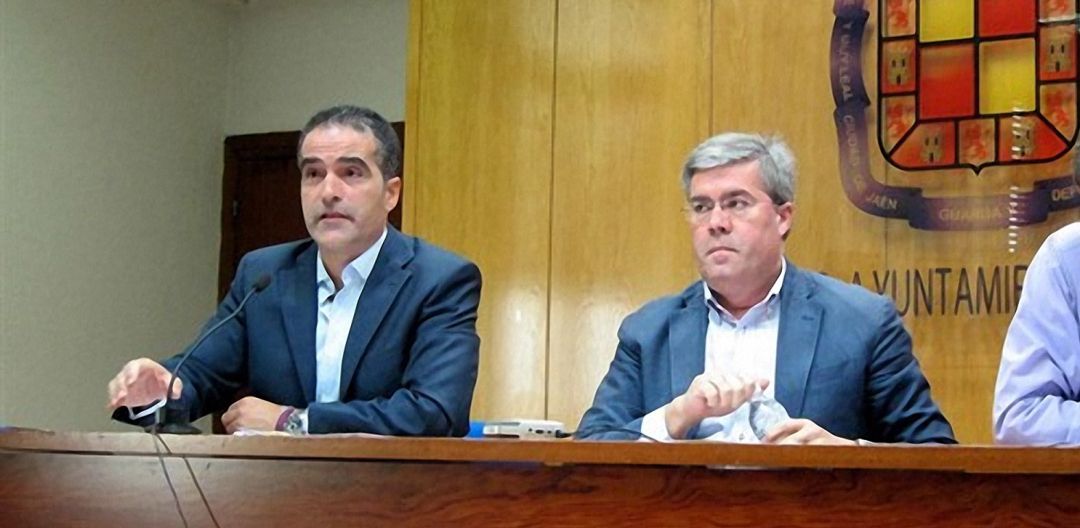 Juan José Jódar, primero por la izquierda, durante una rueda de prensa en el Ayuntamiento de Jaén. Juan José Jódar, primero por la izquierda, durante una rueda de prensa en el Ayuntamiento de Jaén.