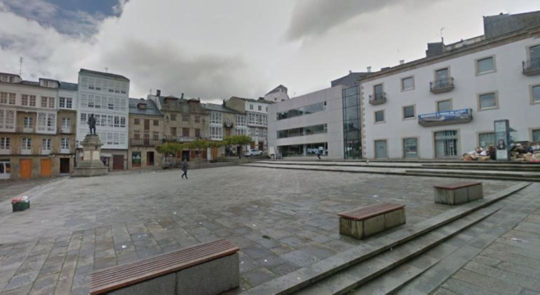 Plaza Mayor de Viveiro, con la casa consistorial al fondo. Plaza Mayor de Viveiro, con la casa consistorial al fondo.
