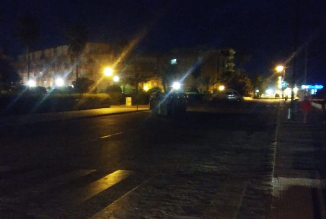 Imagen que presenta el paseo marítimo de Salobreña tras sufrir uno de los apagones de luz Imagen que presenta el paseo marítimo de Salobreña tras sufrir uno de los apagones de luz