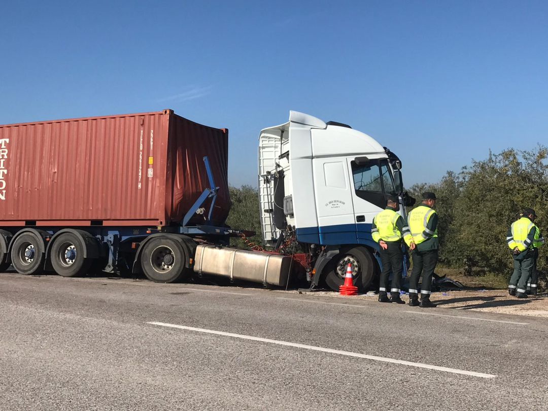 El camionero herido en el accidente de Arahal se encuentra con pronóstico reservado El camionero herido en el accidente de Arahal se encuentra con pronóstico reservado