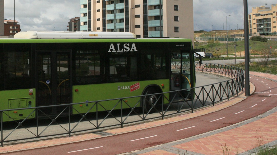 El alcalde reclama más autobuses a Madrid y una nueva línea hacia el hospital de Villalba