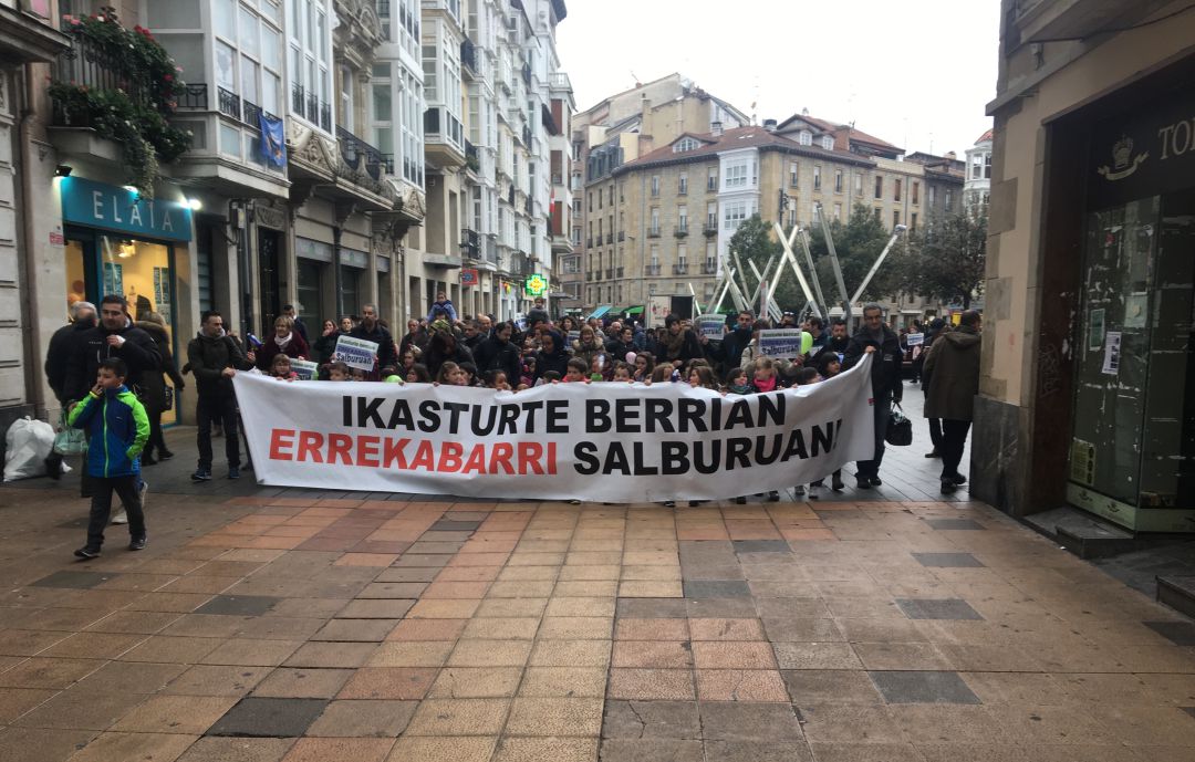 Las familias de Errekabarri se manifiestan por el retraso de las obras Las familias de Errekabarri se manifiestan por el retraso de las obras