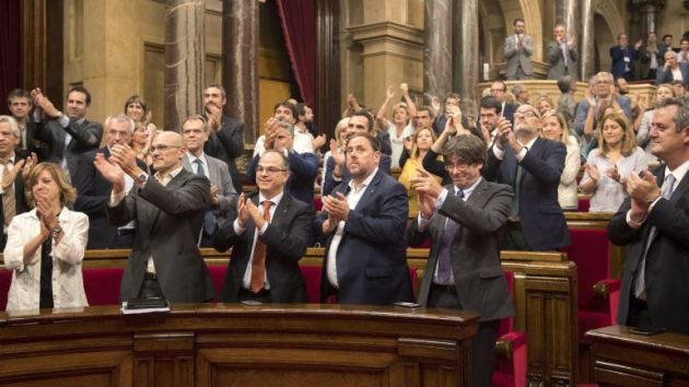 El bloque independentista aplaude la aprobación de la Ley de Transitoriedad El bloque independentista aplaude la aprobación de la Ley de Transitoriedad