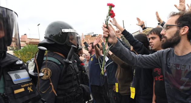 Guardia Civil y manifestantes el 1-O Guardia Civil y manifestantes el 1-O