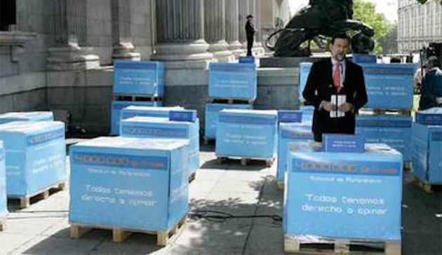 Rajoy presenta en 2006 más de 4 millones de firmas contra el Estatut Rajoy presenta en 2006 más de 4 millones de firmas contra el Estatut