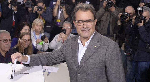 Artur Mas vota durante la consulta del 9N de 2014 Artur Mas vota durante la consulta del 9N de 2014