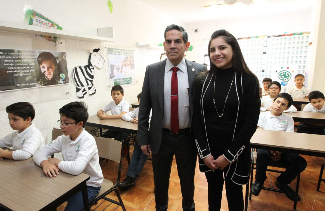 La psicóloga Dafne Almazán (d) posa junto a su padre, el doctor Asdrúbal Almazán. La psicóloga Dafne Almazán (d) posa junto a su padre, el doctor Asdrúbal Almazán.