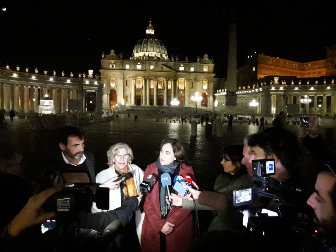 Ada Colau, Manuela Carmena y el fundador de Open Arms, Òscar Camps, atendiendo a los medios en el Vaticano. Ada Colau, Manuela Carmena y el fundador de Open Arms, Òscar Camps, atendiendo a los medios en el Vaticano.