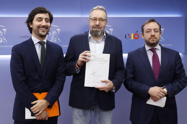 El portavoz parlamentario de Ciudadanos, Juan Carlos Girauta (c), junto al portavoz de Economía, Toni Roldán (i), y el portavoz de Hacienda, Francisco de la Torre (d), durante la rueda de prensa que han ofrecido en el Congreso para presentar la enmienda a la totalidad a los presupuestos de 2019. El portavoz parlamentario de Ciudadanos, Juan Carlos Girauta (c), junto al portavoz de Economía, Toni Roldán (i), y el portavoz de Hacienda, Francisco de la Torre (d), durante la rueda de prensa que han ofrecido en el Congreso para presentar la enmienda a la totalidad a los presupuestos de 2019.
