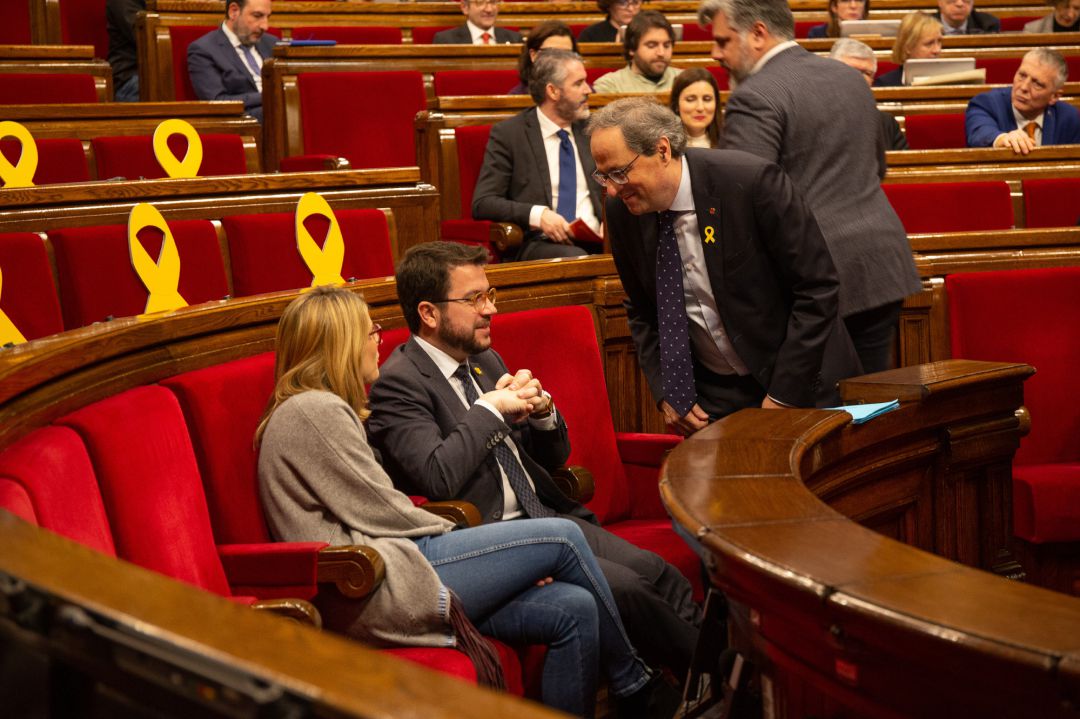 El presidente de la Generalitat, Quim Torra (d) habla con el vicepresidente de la Generalitat, Pere Aragonès, y la consellera de Presidencia, Elsa Atardi El presidente de la Generalitat, Quim Torra (d) habla con el vicepresidente de la Generalitat, Pere Aragonès, y la consellera de Presidencia, Elsa Atardi