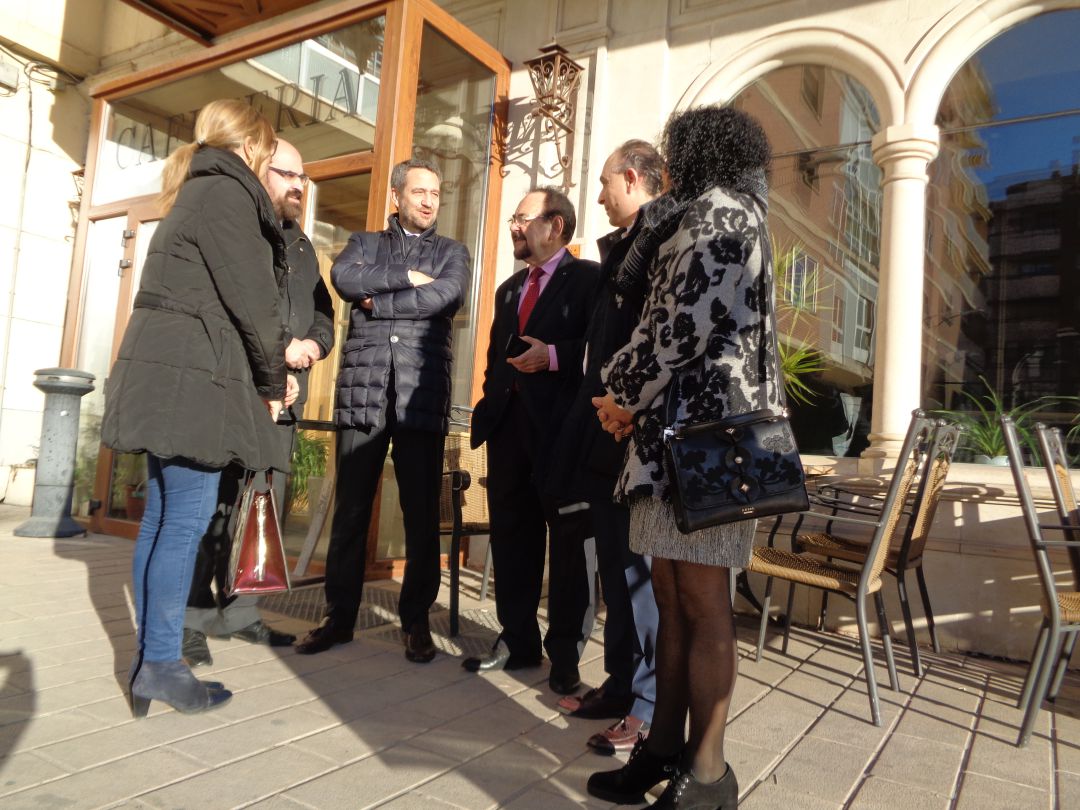 Jaime de Olano ha sido recibido por varios militantes arandinos del PP a la puerta del hotel Jaime de Olano ha sido recibido por varios militantes arandinos del PP a la puerta del hotel