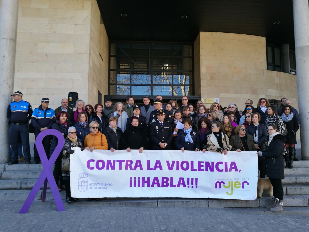 La concentración se ha realizado a las puertas de Comisaría de Policía La concentración se ha realizado a las puertas de Comisaría de Policía