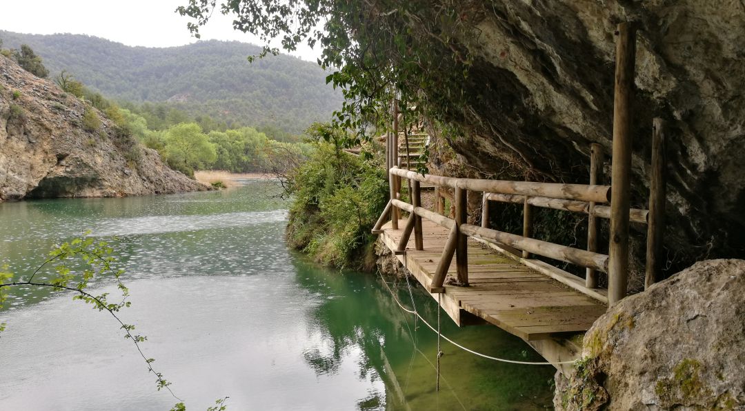Una pasarela de madera nos acerca a la cueva del Sierpe, junto al embalse de Chincha, en Puente de Vadillos, Cañizares (Cuenca). Una pasarela de madera nos acerca a la cueva del Sierpe, junto al embalse de Chincha, en Puente de Vadillos, Cañizares (Cuenca).