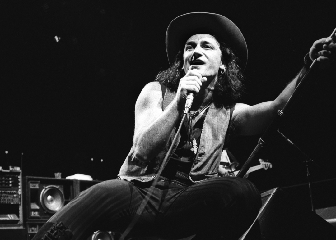 Bono durante una actuación de U2 en Nueva York en octubre de 1987 Bono durante una actuación de U2 en Nueva York en octubre de 1987