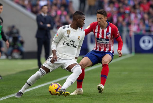 Vinicius, ante el colombiano Arias en el derbi madrileño. Vinicius, ante el colombiano Arias en el derbi madrileño.