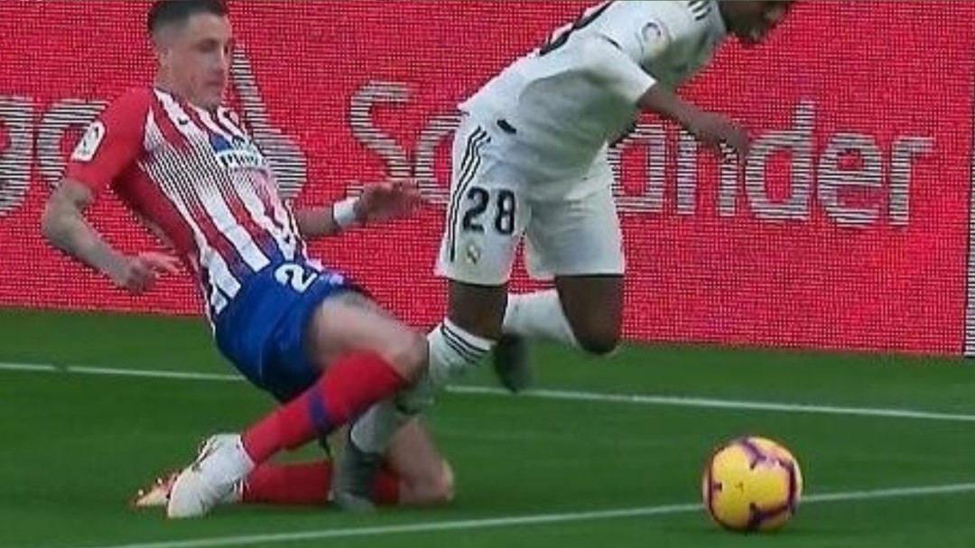 El VAR, protagonista en el derbi