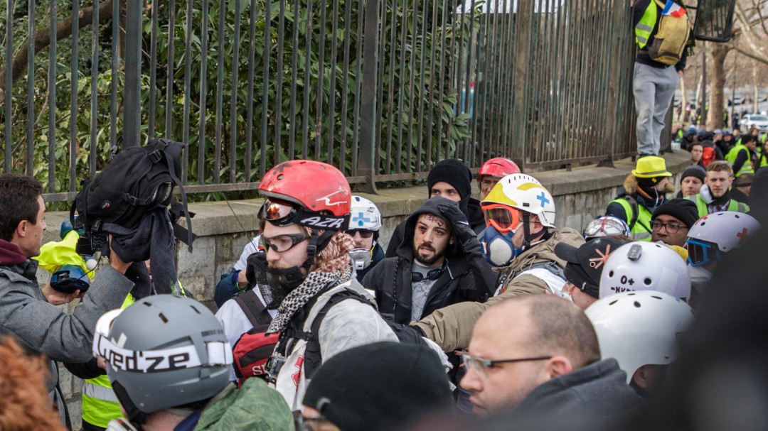 Un manifestante pierde una mano tras estallarle una granada en otro sábado de protesta de los 'chalecos amarillos'