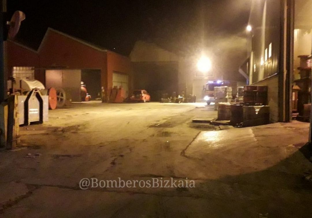 Cinco trabajadores atendidos por inhalar humo en un incendio en Erandio Cinco trabajadores atendidos por inhalar humo en un incendio en Erandio