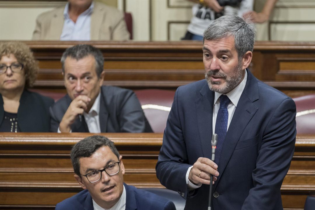 Fernando Clavijo: CC cierra filas con Clavijo y dice que el 'caso Grúas' es una "farsa política" Fernando Clavijo: CC cierra filas con Clavijo y dice que el 'caso Grúas' es una "farsa política"