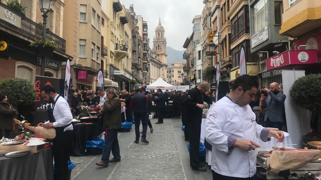 El jamón y el aceite se dan cita en plena calle