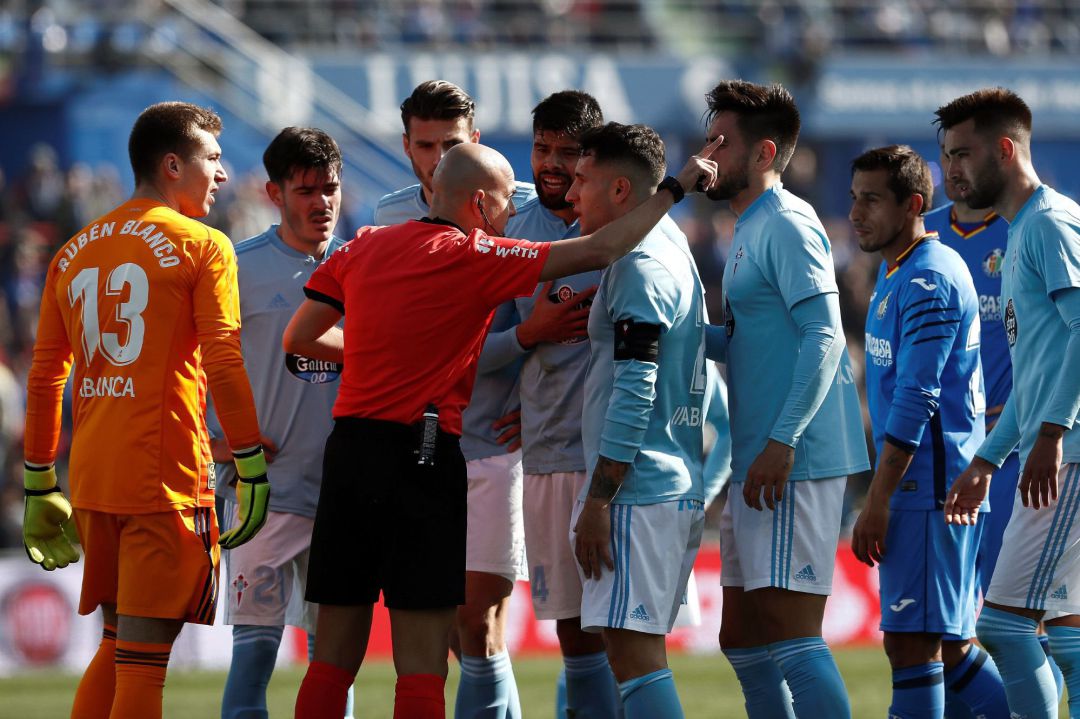 Los jugadores del Celta protestan al árbitro la expulsión de su compañero, Maxi Gómez, durante el partido de la vigésimo tercera jornada de Liga que disputan en el estadio Coliseum Alfonso Pérez de Getafe. Los jugadores del Celta protestan al árbitro la expulsión de su compañero, Maxi Gómez, durante el partido de la vigésimo tercera jornada de Liga que disputan en el estadio Coliseum Alfonso Pérez de Getafe.