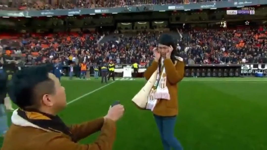 Emocionante pedida de mano en Mestalla durante el descanso del Valencia - Real Sociedad