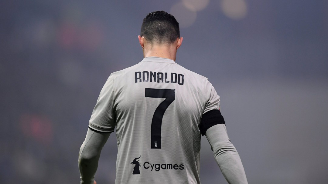 Ronaldo tumba a Khedira con un pelotazo... con el juego parado
