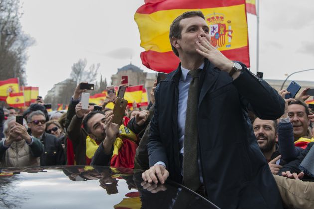 Pablo Casado, líder de PP, saluda a los manifestantes Pablo Casado, líder de PP, saluda a los manifestantes