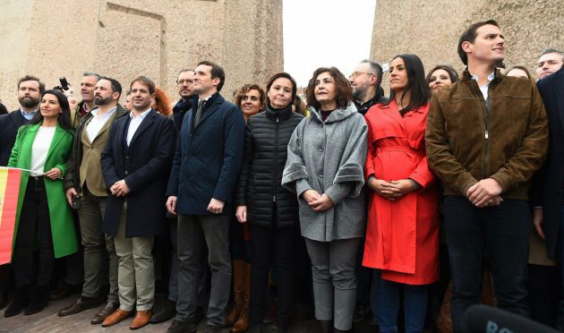 El presidente de VOX, Santiago Abascal (2i), el líder del PP, Pablo Casado (4i), y el líder de Ciudadanos, Albert Rivera (d), han posado junto a otras personalidades El presidente de VOX, Santiago Abascal (2i), el líder del PP, Pablo Casado (4i), y el líder de Ciudadanos, Albert Rivera (d), han posado junto a otras personalidades