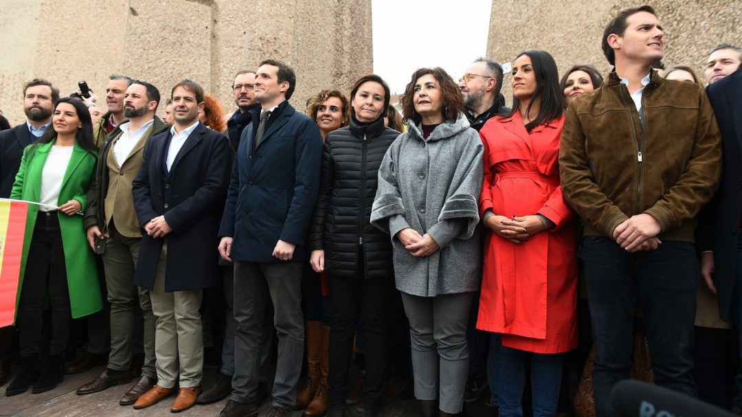 Casado, Rivera y Abascal comparten protagonismo en la foto final de la concentración