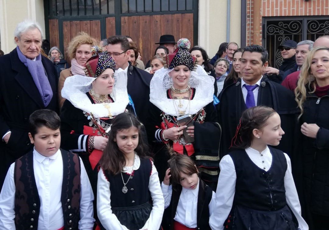 Luis del Olmo y Carolina Garcia con las alcaldesas de Zamarramala (Segovia) en la fiesta de Santa Águeda Luis del Olmo y Carolina Garcia con las alcaldesas de Zamarramala (Segovia) en la fiesta de Santa Águeda