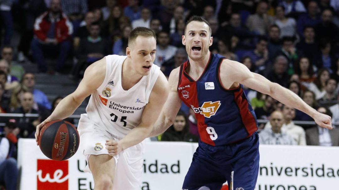 Prepelic y Huertas en un lance del partido. Prepelic y Huertas en un lance del partido.