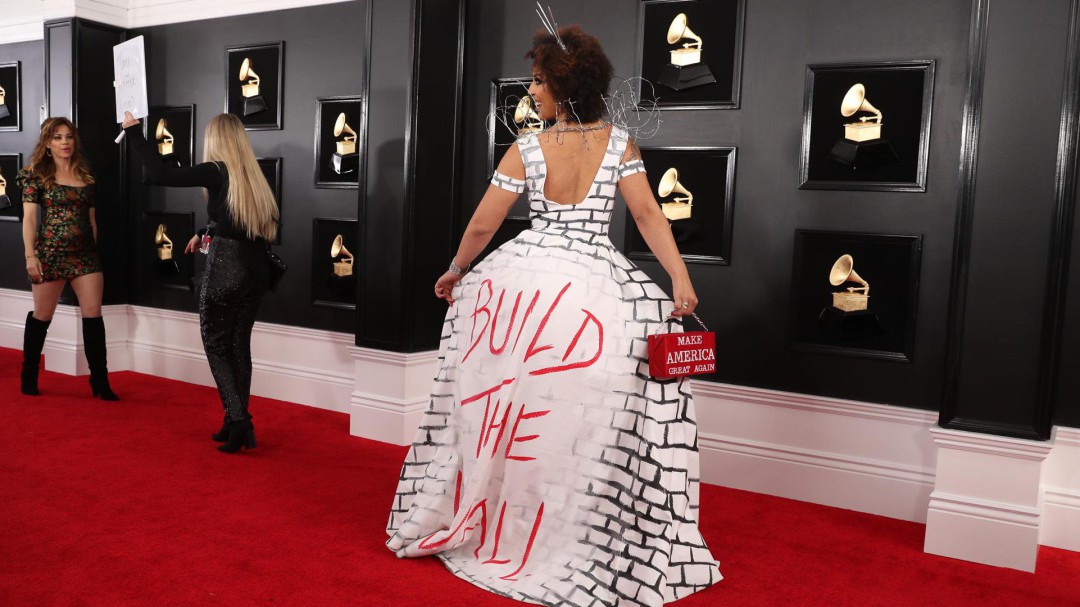 La polémica de los Grammy: así fue el vestido en favor del muro de Trump