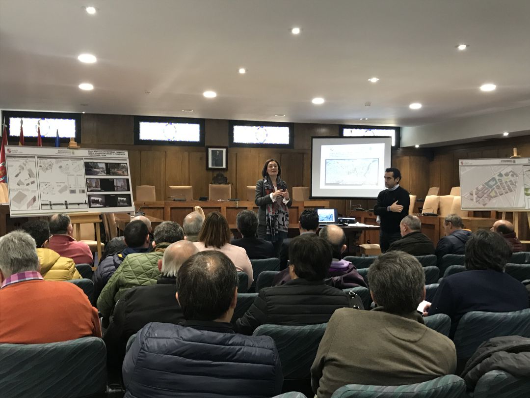 La alcaldesa se dirige a los empresarios que quisieron conocer los detalles del ARU en una reunión celebrada en el ayuntamiento La alcaldesa se dirige a los empresarios que quisieron conocer los detalles del ARU en una reunión celebrada en el ayuntamiento