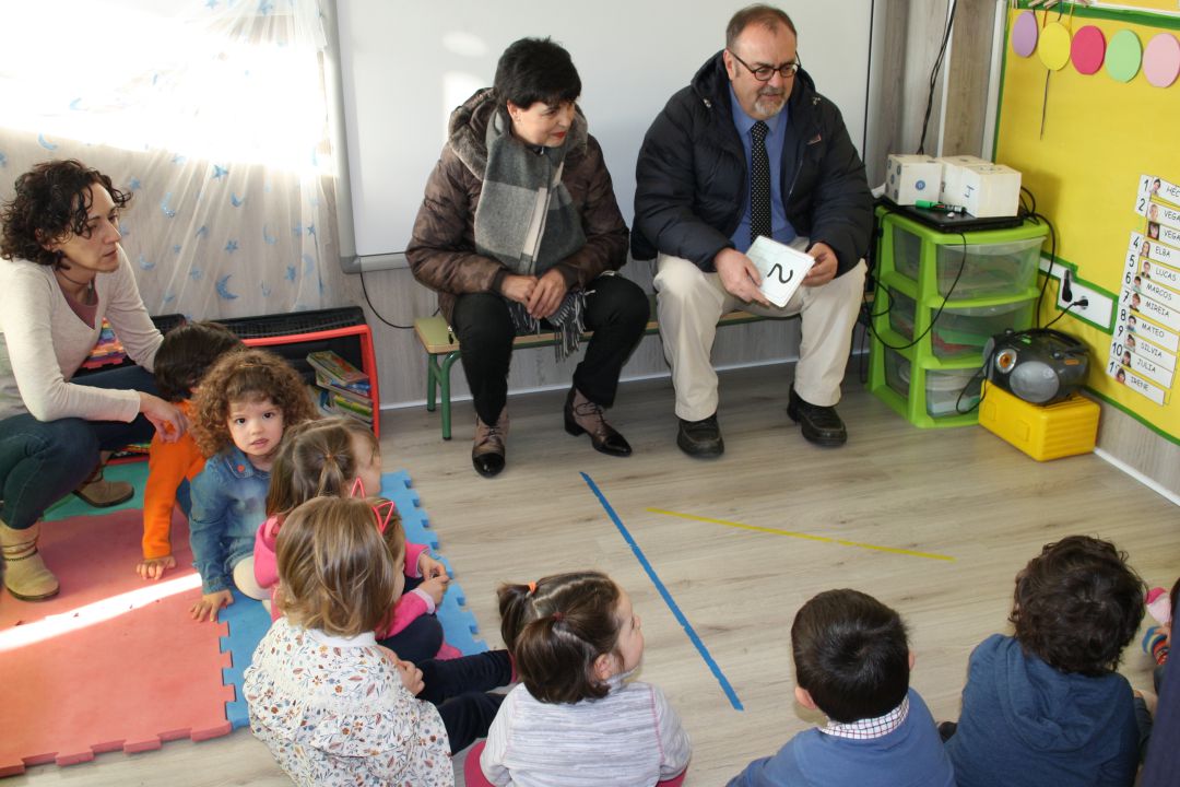 El consejero de Educación Fernando Rey junto a varios niños del colegio Las Cañadas de Trescasas donde ha visitado las obras de ampliación del centro El consejero de Educación Fernando Rey junto a varios niños del colegio Las Cañadas de Trescasas donde ha visitado las obras de ampliación del centro