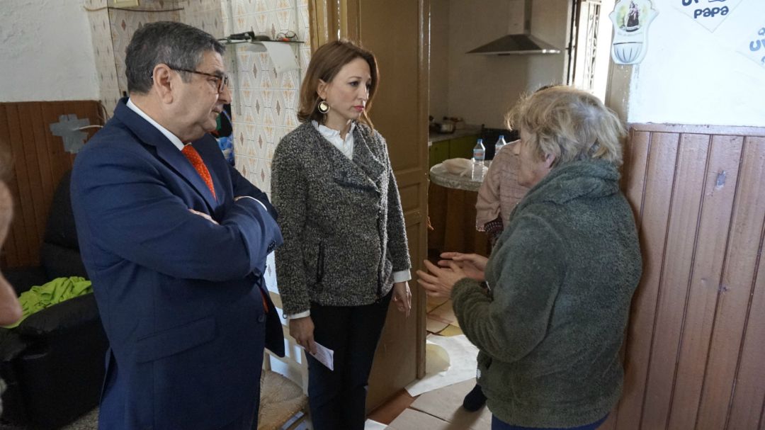 Navarro, junto al alcalde de Vélez-Málaga, ha recorrido la zona afectada en el Trapiche Navarro, junto al alcalde de Vélez-Málaga, ha recorrido la zona afectada en el Trapiche