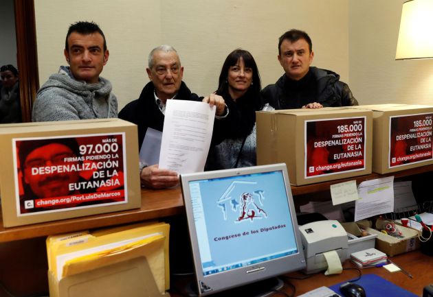 El momento de la entrega de firmas en el Congreso El momento de la entrega de firmas en el Congreso