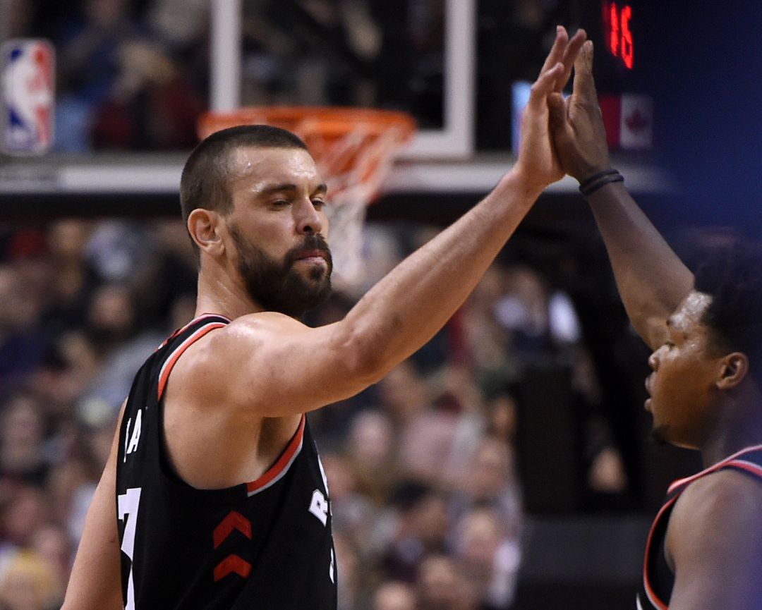 Espectacular Recibimiento A Marc Gasol De La Afici N De Los Toronto