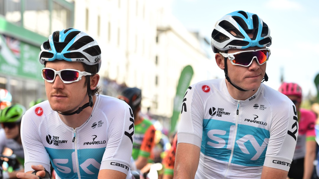 La curiosa prohibición de Sky: Froome y Thomas no pueden darse la mano tras las carreras