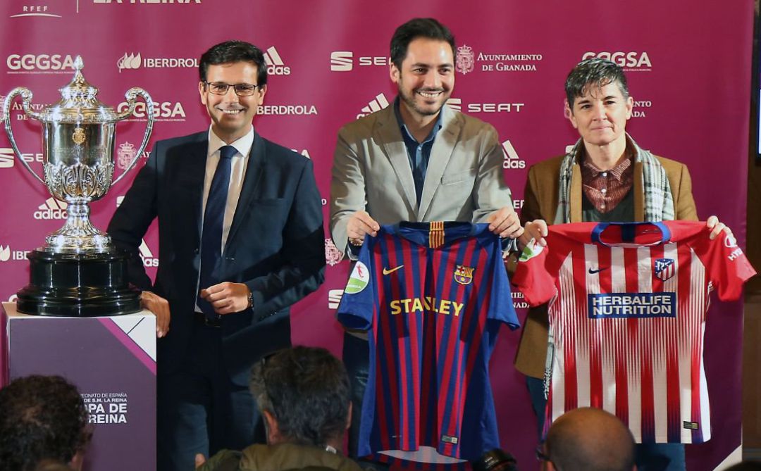 Los semifinalistas de la Copa de la Reina posan con sus camisetas junto al trofeo Los semifinalistas de la Copa de la Reina posan con sus camisetas junto al trofeo