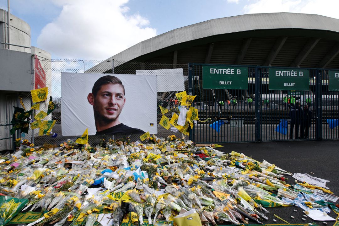 Los alrededores del estadio del Nantes llenos de ramos de flores en homenaje a Sala. Los alrededores del estadio del Nantes llenos de ramos de flores en homenaje a Sala.