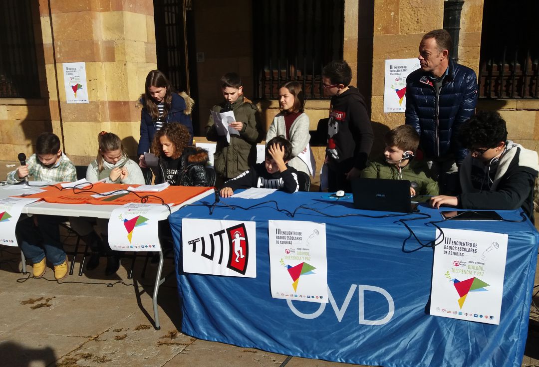 Los niños del Colegio Público Veneranda Manzano de Oviedo hacen su programa de radio en directo en la plaza del Ayuntamiento con motivo de la celebración el 13 de febrero del Día Mundial de la Radio. Los niños del Colegio Público Veneranda Manzano de Oviedo hacen su programa de radio en directo en la plaza del Ayuntamiento con motivo de la celebración el 13 de febrero del Día Mundial de la Radio.