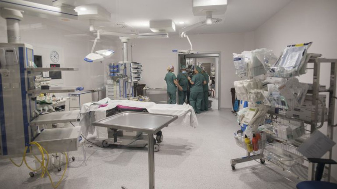 Llevo 17 meses esperando una prótesis de rodilla y no puedo más
