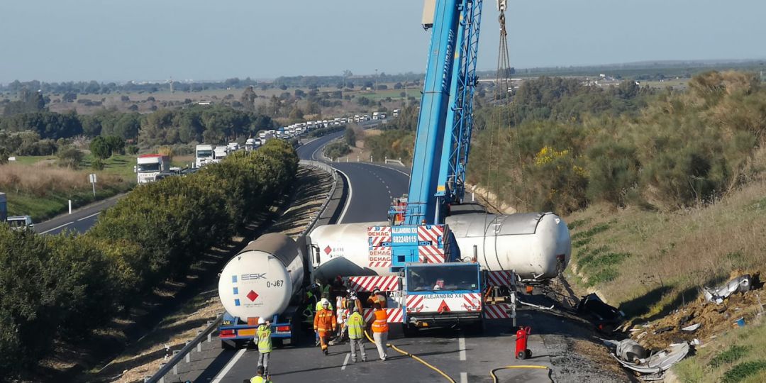 El accidente de un camión en la A 49 a la altura de Bonares obliga al