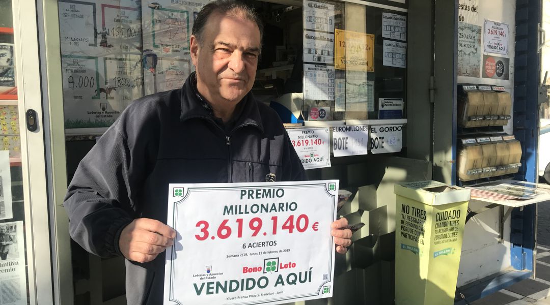 El lotero, Miguel Ángel Hurtado, con el cartel identificativo del premio que ha repartido. El lotero, Miguel Ángel Hurtado, con el cartel identificativo del premio que ha repartido.