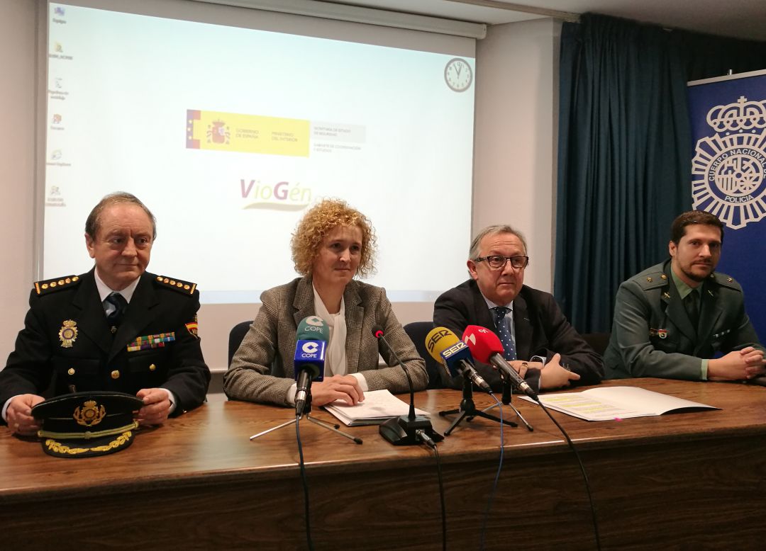 El delegado territorial Javier López Escobar junto a la subdelegada del Gobierno Lirio Martín junto a responsables de la Policía Nacional y de la Guardia Civil durante la presentación del nuevo servicio El delegado territorial Javier López Escobar junto a la subdelegada del Gobierno Lirio Martín junto a responsables de la Policía Nacional y de la Guardia Civil durante la presentación del nuevo servicio